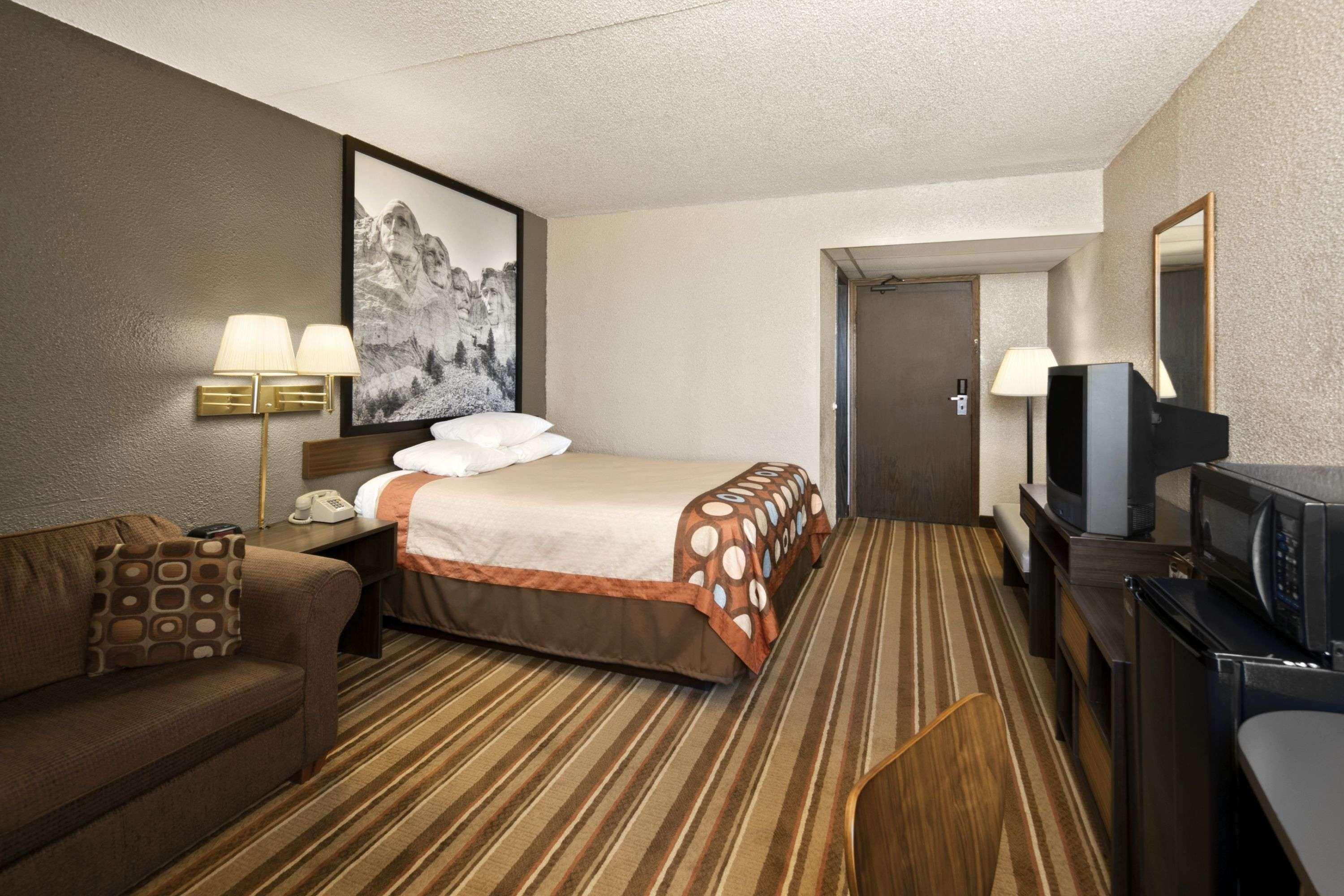Super 8 By Wyndham Redfield Hotel Exterior photo