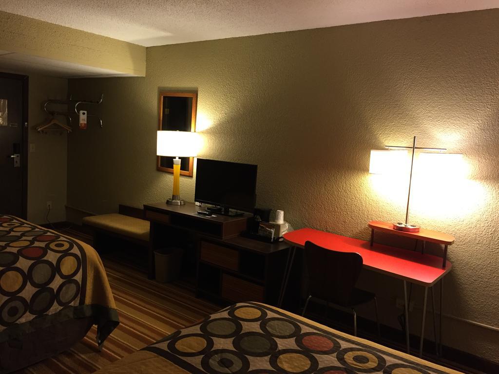 Super 8 By Wyndham Redfield Hotel Exterior photo